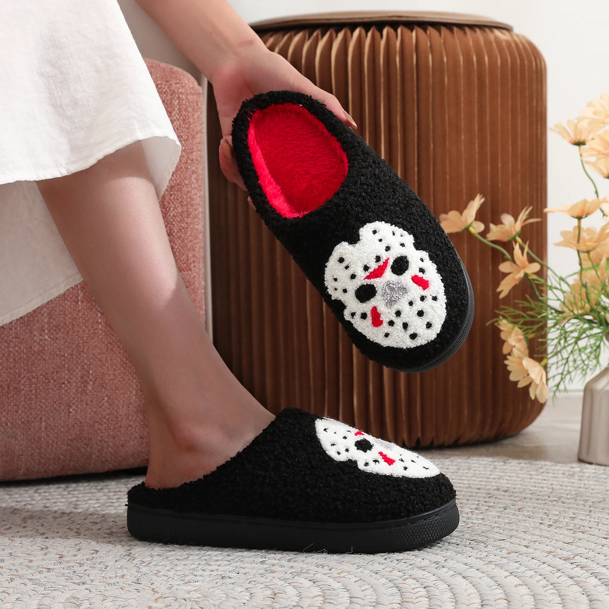 A Pair of Black Halloween Horror Mask Skull Pattern Embroidered Plush Home Thick-Soled Comfortable Slippers, Personalized Warm Non-Slip Indoor Slippers, Autumn and Winter Gift, Suitable for Both Men and Women