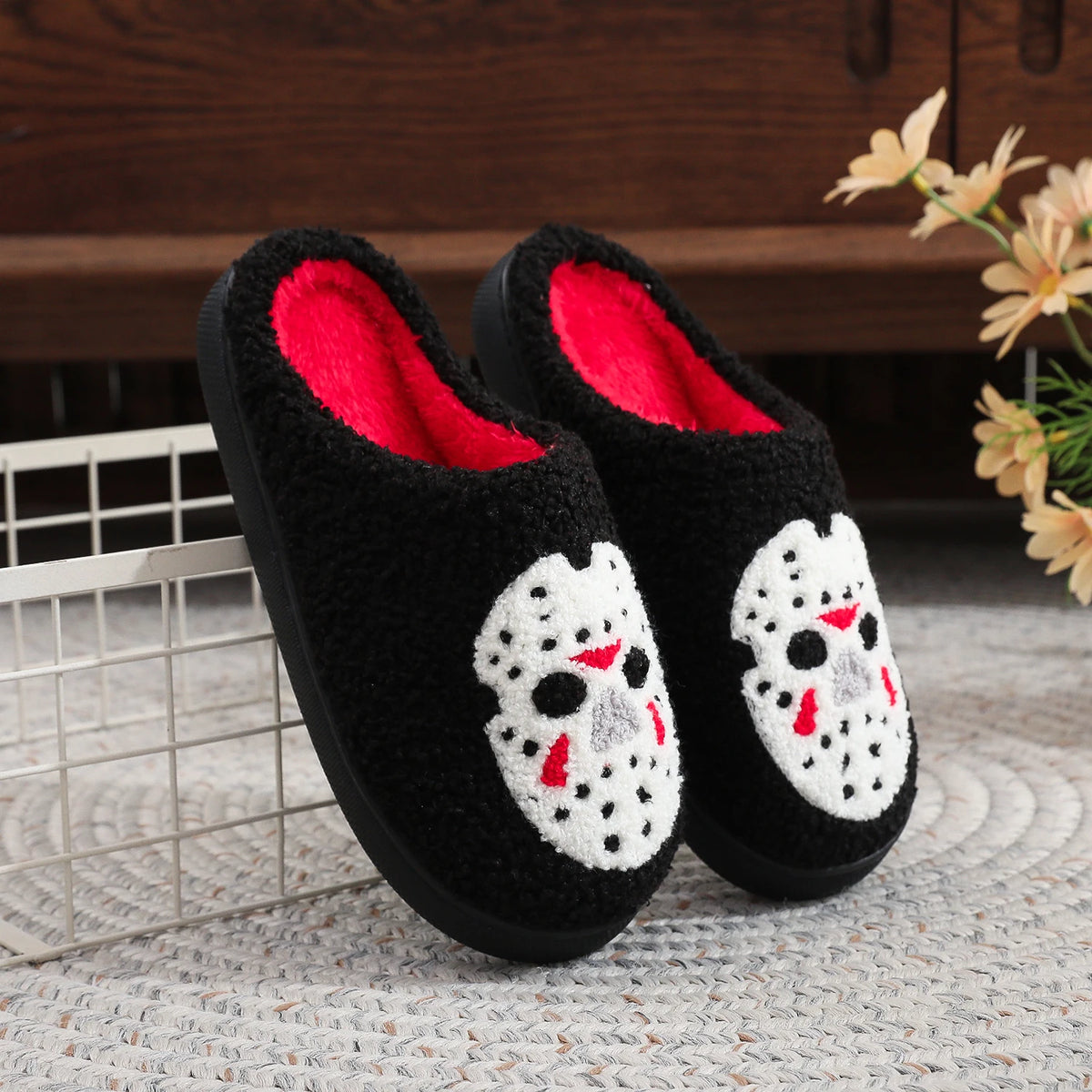 A Pair of Black Halloween Horror Mask Skull Pattern Embroidered Plush Home Thick-Soled Comfortable Slippers, Personalized Warm Non-Slip Indoor Slippers, Autumn and Winter Gift, Suitable for Both Men and Women