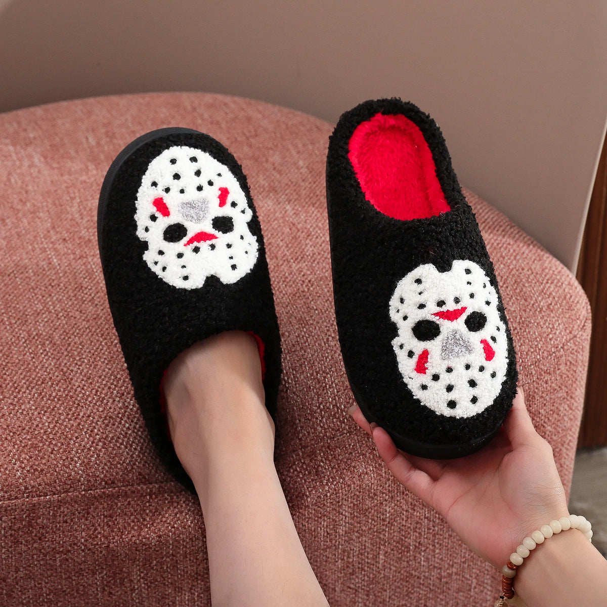 A Pair of Black Halloween Horror Mask Skull Pattern Embroidered Plush Home Thick-Soled Comfortable Slippers, Personalized Warm Non-Slip Indoor Slippers, Autumn and Winter Gift, Suitable for Both Men and Women