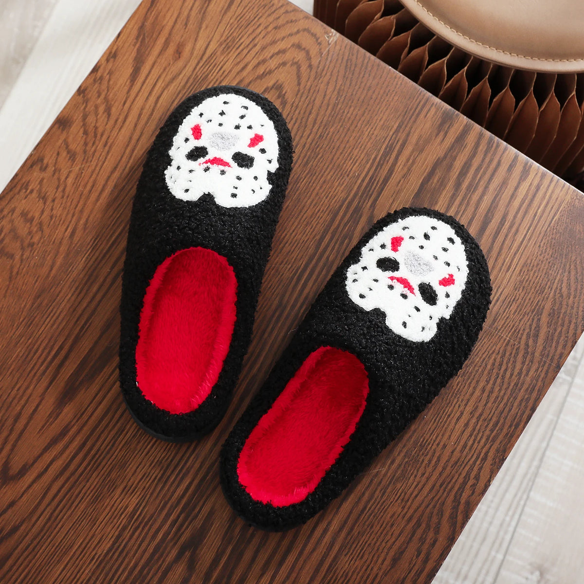 A Pair of Black Halloween Horror Mask Skull Pattern Embroidered Plush Home Thick-Soled Comfortable Slippers, Personalized Warm Non-Slip Indoor Slippers, Autumn and Winter Gift, Suitable for Both Men and Women
